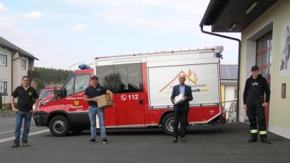 Bild: öt
Mitglieder der Ortswehren Neusorg, Riglasreuth und Schwarzenreuth trafen sich mit Bürgermeister Peter König (Zweiter von rechts) am Gerätehaus in Neusorg, um Schutzmasken zur Verteilung an die Haushalte in den Orten abzuholen.