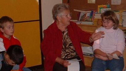Bild: cr
Anni Blecha erzählt in der Altenstädter Schule die spannende Geschichte vom Kriegesende im Ort.