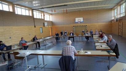 Bild: bkr
In ungewohnter Umgebung fand die Gemeinderatssitzung statt. Mehr als 1,5 Meter saßen die Räte und Besucher in der Mehrzweckhalle auseinander. Die meisten trugen zusätzlich Mund-Nasen-Schutzmasken