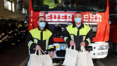 Bild: soj
Die beiden Kommandanten Gerhard Horn (rechts) und Michael Knott, die die Verteilung der Schutzmasken organisierten .