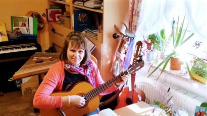 Bild: njn
Der Vorsitzenden des Zitherclubs, Heidi Banzer, wird zu Hause nicht langweilig. Denn von der Gitarre über Hackbrett und Zither bis zum Klavier stehen ihr zum "Musikspül´n" viele Instrumente zur Verfügung.