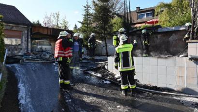Bild: gf
Am Kreuzerweg in Sulzbach-Rosenberg geriet am Samstagnachmittag ein Schuppen und eine Garage in Brand.