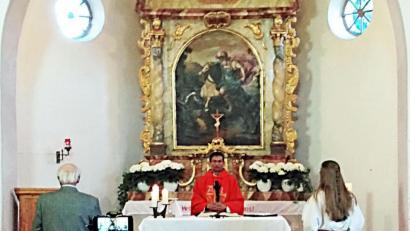 Bild: ü
Wegen des Coronavirus findet das Patrozinium der Sassenreuther Filialkirche ohne Gläubige statt. Stattdessen wird der Gottesdienst, den Pfarrer Augustin Lobo zelebriert, per Live-Stream übertragen.
