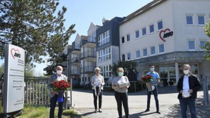 Bild: Petra Hartl
Rote Rosen, Schutz- und Gesichtsmasken für das AWO-Seniorenheim Antonius Kümmersbruck: Bürgermeister Roland Strehl , Barbara Hernes vom Seniorenmosaik (von links) und Geschäftsleiter Wolfgang Roggenhofer (rechts) vom Hauptamt dankten stellvertretend für alle Mitarbeiter AWO-Heimleiterin Andrea Motzel (Mitte) und Leitungs-Trainee Manoel Schmidt für ihre Arbeit.