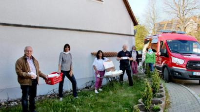 Bild: ds
An die Feuerwehren in Neukirchen überreichte Petra Peuker (Dritte von links) mit einem Teil ihrer Helferinnen 130 Stück Mund- und Nasenschutzmasken. Kommandant Manfred Lösch (Dritter von rechts) nahm die Schutzmasken dankbar entgegen. Bürgermeister Winfried Franz (links) lobte das Engagement der Damen.