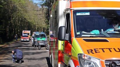 Bild: jma
Drei Radfahrer krachten auf dem Radweg bei Metzenhof zusammen. Zwei Rettungswagen und eine Notärztin rücken an, um sich um die Verletzten zu kümmern.