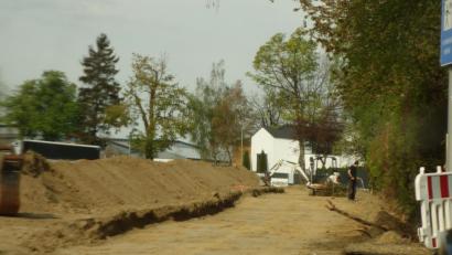 Bild: fjo
Ein schmaler Pfad wird zu einem exklusiven Geh- und Radweg. Die kombinierte Verbindung zwischen Schulen und Stadthalle ist eine der besonderen Maßnahmen im neuen Haushalt der Stadt - und bereits gestartet..