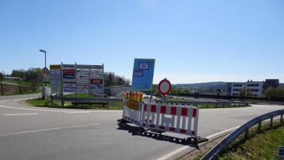 Bild: hm
Gesperrt ist derzeit die Zufahrt zum Gewerbegebiet "Am Kalvarienberg". Nach den Restarbeiten soll die Straße spätestens ab Mittwoch wieder befahrbar sein.