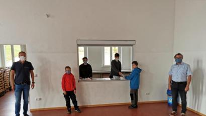 Bild: gz
Bürgermeister Reiner Gäbl (rechts) und Fördervereinsvorsitzender Manfred Klug loben die Disziplin der Schüler und das Engagement von Sebastian Rieder und Lukas Dobmeier.