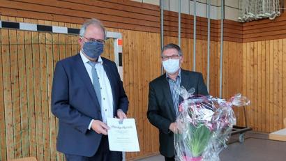 Bild: bsc
Bei der letzten Gemeinderatssitzung der laufenden Amtsperiode würdigte der Fraktionssprecher der Freien Wähler, Oskar Schuster (rechts), die Leistungen und 24-jährige Tätigkeit von Bürgermeister Gottfried Härtl (links). Da das traditionelle Abschiedsessen nach einer Amtsperiode für die scheidenden Gemeinderäte und den scheidenden Bürgermeister wegen der Coronakrise dieses Mal nicht möglich war, überreichte er vorab ein kleines Präsent für die Ehefrau des Bürgermeisters, Gabi Härtl.