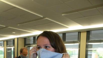 Bild: lg
Mit wenigen Handgriffen ist die -Maske angelegt. Schulleiter Ludwig Pfeiffer (im Hintergrund) schaut bei den Ausgabeorten vorbei.