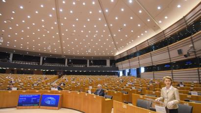 Bild: Laurie Diffembacq
Ursula von der Leyen (rechts), Präsidentin der Europäischen Kommission, spricht während einer Sondersitzung im Europäischen Parlament zur Coronakrise. Nur ein paar Abgeordnete sind anwesend und sitzen weit auseinander.