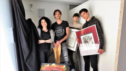 Bild: ubb
Vorhang auf für die neu erschaffene Kunstszene während der Coronakrise: Inge, Carsten, Levi und Moses Dick (von links) sind die ersten, die ihre Werke in „der kleinen Ausstellung“ im KuWa-Schaufenster präsentieren. Eine Premiere aus der Not heraus, die vielleicht in Zukunft zur wieder normal gezeigten Kunst Schule macht