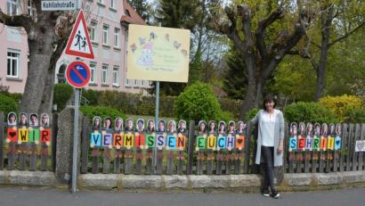 Bild: jr
Einen ganz persönlichen Gruß richten die 25 Beschäftigten des Kinderhauses „Die kleinen Hankerler“ an ihre 159 Kinder, die derzeit die Einrichtung wegen der Coronakrise nicht besuchen können. Kinderhausleiterin Susi Fellner hofft, dass diese schwere Zeit bald der Vergangenheit angehört.