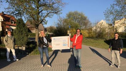 Bild: du
Mit dem aktuell notwendigen Sicherheitsabstand überreichen Ernst Lenk und Markus Dobmeier (von rechts) an FU-Chefin Ariane Heigl (Zweite von links) und FU-Schatzmeisterin Inge Schneider (links) eine Spende der CSU in Höhe von 500 Euro als Startkapital.