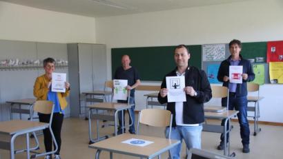 Bild: cog
Die Klassenzimmer sind halb leergeräumt. So, wie hier (von rechts) Konrektor Markus Hochholzer, Schulleiter Martin Zimmermann, Hausmeister Manfred Gansler und Zweite Konrektorin Stefanie Tröster im Raum verteilt sind und die Warnschilder präsentieren, werden ab Montag die Schüler sitzen.