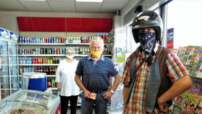 Bild: ubb
In der Tankstelle in Wiesau stehen am frühen Morgen die Kunden wie die Orgelpfeifen aufgereiht mit Mundschutz und auf Abstand Schlange.