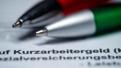 Bild: Jens Büttner/dpa
Mit Kurzarbeit will der Gesetzgeber verhindern, dass Arbeitnehmern sofort die Entlassung droht, wenn ihr Betrieb wirtschaftlich in Schwierigkeiten gerät.