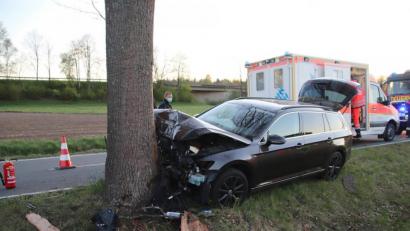 Bild: jma
Der VW Passat krachte auf der Kreisstraße bei Schwarzenbach gegen einen Baum.
