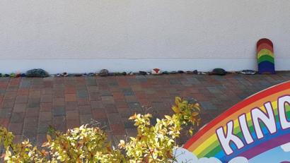 Bild: hl
Bei der Eingangstür zum Kindergarten beginnt die Schlange aus bunt bemalten Steinen.