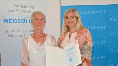 Bild: ads
"Sehr stolz hat mich die Würdigung meiner ehrenamtlichen Tätigkeit durch das
Bayerische Staatsministerium für Gesundheit und Pflege mit der Verleihung der
Auszeichnung „Weißer Engel“ durch die Bayerische Gesundheitsministerin Melanie
Huml 2018 gemacht", betont Brigitta Schöner.