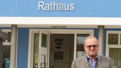 Bild: jml
Als Bürgermeister hinterlässt Rudolf Götz dem Markt einige schöne Dinge, die er aus eigener Tasche bezahlte. Der „Bergmann“ vor dem Marktbrunnen und die silberne Amtskette sind zwei davon. Die historischen Münzen oben in der Kette gehörten schon lange zum Inventar. Bisher wurden sie in einer alten Pappschachtel aufbewahrt. Zur letzten Sitzung sponsert Götz seinem Nachfolger noch ein Goldenes Buch für die Kommune, damit der die wirklich wichtigen Anlässe dort festhalten kann, wie er sagt.