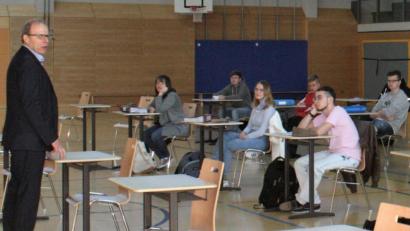 Bild: lg
Nach sechswöchiger Zwangspause kehren 29 Abiturientinnen und Abiturienten ans Ortenburg-Gymnasium zurück, wo sie von Schulleiter Ludwig Pfeiffer in der Sporthalle empfangen werden.