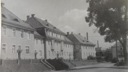 Bild: Siegfried Fuchs/exb
Das Anwesen in der Mitterteicher Straße 4 bis 12 in Tirschenreuth. Im mittleren Haus wohnte 1945 Siegfried Fuchs mit seiner Mutter und deren Schwiegereltern. Er erinnert sich an Erzählungen seiner Familie zum Kriegsende.