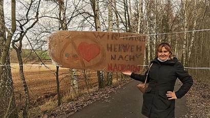 Bild: gjb
Zeichen der Verbundenheit während der Corona-Pandemie: Eine Frau aus Cheb hat mit ihren Kindern dieses Plakat gebastelt: „Wir haben Heimweh nach Euch Nachbarn “