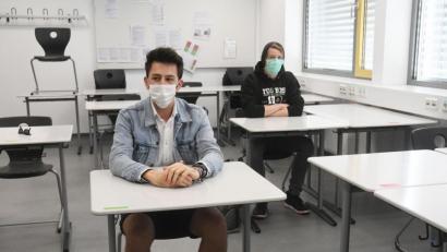 Bild: Gabi Schönberger
Abstand ist oberstes Gebot: Die beiden Abiturienten der FOS/BOS in Weiden, Dominik Hopperdietzel (links) und Ralph Zeitler, berichten über den ersten Schultag unter Corona-Bedingungen.