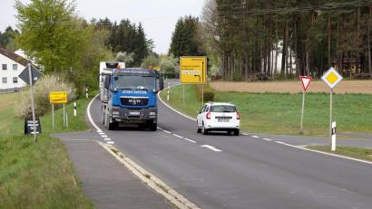 Bild: bkr
Für die Fußgänger ist es nicht ungefährlich, zu den außenliegenden Häusern von Immenreuth an der Staatsstraße 2177 zu kommen, dort wo auch die Arztpraxis Kohlschmidt ist. Besonders kritisch wird es im Winter, wenn Schnee ein Ausweichen auf das Bankett nicht mehr ermöglicht