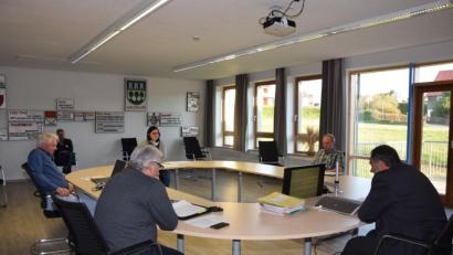 Bild: fla
Sehr übersichtlich war die Anzahl der anwesenden Personen bei der Marktratssitzung. nur Bürgermeister Josef Beimler (rechts) und die Fraktionssprecher Martin Troidl (2.v.links), Michael Steiner (links) und Georg Bocka (2.v.re) saßen mit Kämmerin Sabine Grötsch (3.v.re.) am runden Tisch zusammen.