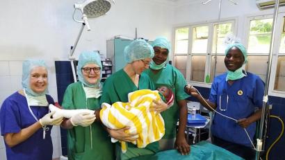 Archivbild: exb
Dr. Annemarie Schraml (Zweite von links), die hier vor Freude über den Erfolg einer OP für ein kleines Kind strahlt, hat im Februar noch in Tansania operiert. Sie macht sich große Sorgen um ihre Freunde in Tansania und befürchtet für den Kontinent Afrika wegen der Pandemie eine gleichzeitig einsetzende Hungersnot.