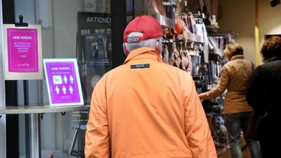 Bild: Petra Hartl
Viele Läden in Amberg haben wieder geöffnet. Die Bürger können wieder in die Stadt zum Einkaufen – allerdings nur mit Mund- und Nasenschutz. Bei Nichteinhaltung werden 150 Euro Bußgeld fällig.