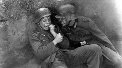 Archivbild: agentur_dpa
Das Archivbild von 1959 zeigt eine Szene aus dem Spielfilm "Die Brücke" mit Volker Lechtenbrink (l) als Klaus Hager und Karl-Michael Balzer (r) als Karl Horber.