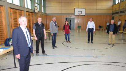 Bild: fz
Mit Abstand verabschieden sich Bürgermeister Gerhard Scharl, zweiter Bürgermeister Christian Steiner, Michael Pregler, Gabi Pittroff, Hans Gruber und Karl-Heinz Buchberger (von links) aus ihrem Ehrenamt als Gemeindevertreter.