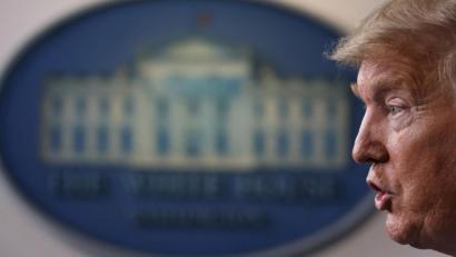 Bild: Alex Brandon
Donald Trump verbreitet eine höchst eigenwillige Idee zur Corona-Therapie.