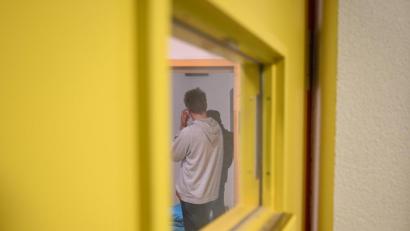 Symbolbild: Felix Kästle/dpa
Blick in die geschlossene Abteilung in einem Zentrum für Psychiatrie. Ein 20-Jähriger muss nach einem Gerichtsurteil in die Forensik einrücken.
