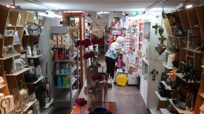 Bild: Kunz
Auch bei Haushaltswaren und Geschenke Sonna werden die Abstände eingehalten. Hier dürfen nur zehn Kunden gleichzeitig ins Geschäft.