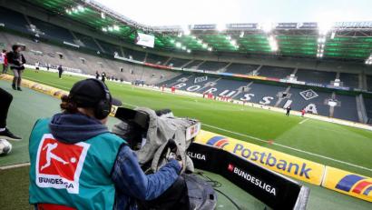 Bild: Roland Weihrauch/dpa
Ein Kameramann filmt das Aufwärmen der Mannschaften aus Gladbach und Köln im zuschauerfreien Stadion Borussia-Park. Das Spiel fand wegen des Coronavirus ohne Zuschauer als Geisterspiel statt.