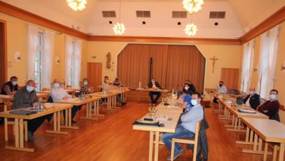 Bild: kro
Im Pfarrheim tagte der Bärnauer Stadtrat. Alle Stadträte und Besucher trugen wegen der Coronapandemie zudem Mundschutzmasken.