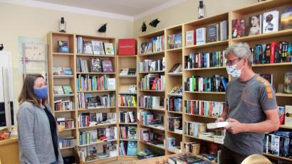 Bild: stg
„Bücherladen“-Inhaberin Elke Meiler in Kemnath und die Kundschaft halten sich an die seit Montag geltende Maskenpflicht in Geschäften.