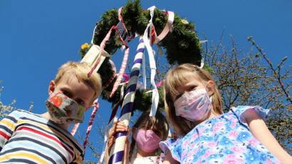 Bild: gri
Ungefähr 1000 Masken sind schon zusammengekommen. Die Kinder der Feuerwehr haben symbolisch zum 1. Mai sogar einen Baum mit den Masken geschmückt.