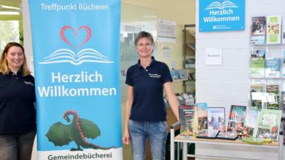 Bild: Thomas Dobler
Alexandra Kirst und Manuela Irlbacher (von links) vom Schwarzenfelder Büchereiteam weisen darauf hin, dass die Bücherei derzeit zwar geschlossen ist, sich aber auf der Bücherei-Homepage zahlreiche Links gegen Langeweile befinden.