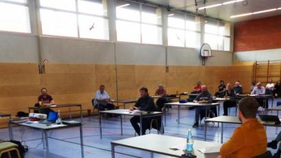 Bild: jp
Etwas verloren wirken die Kastler Gemeinderäte mit Bürgermeister Stefan Braun (links) und den Zuhörern in der großen Schulturnhalle in Kastl schon. Der notwendige Sicherheitsabstand wegen Corona wurde strikt eingehalten.