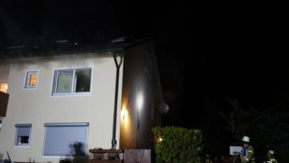 Bild: Feuerwehr Amberg
Die Feuerwehr der Stadt Amberg löschte am Sonntag ab 1.45 Uhr einen Brand in einer Doppelhaushälfte in der Pfälzer Straße.