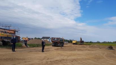 Bild: ck
Das Baugebiet "Sommerwiesen" in Vohenstrauß wächst weiter. Nun beginnt die Erschließung des zweiten Bauabschnitts. Bürgermeister Andreas Wutzlhofer (rechts) und Außendienstleiter Karl Frey (links) machen sich ein Bild von den Arbeiten im Osten der Stadt.