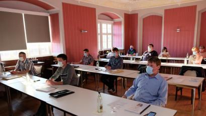 Bild: do
Bei der Verabschiedung des Gemeindehaushalts 2020 tagt der Speinsharter Gemeinderat im Musiksaal des Klosters im "Corona-Modus". Vielleicht signalisiert die Wahl des Tagungsraumes als Ort der Lebensfreude auch einen kleinen Hoffnungsschimmer.