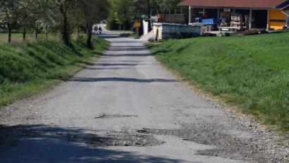 Bild: bö
Ein Teilstück der Hammerbergstraße wird neu asphaltiert. Die Kosten dafür belaufen sich auf knapp 39000 Euro. Ebenfalls fertiggestellt wird in den nächsten Tagen die Siedlungsstraße im Wohnbaugebiet Ledererhang.