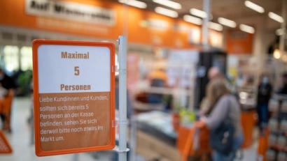 Bild: Daniel Karmann/dpa
"Maximal 5 Personen" steht auf einem Schild in einem Baumarkt wegen des Coronavirus im Kassenbereich. Vom 20. April an durften erstmals seit der angeordneten Schließung in der Corona-Krise gewisse Läden wieder öffnen.